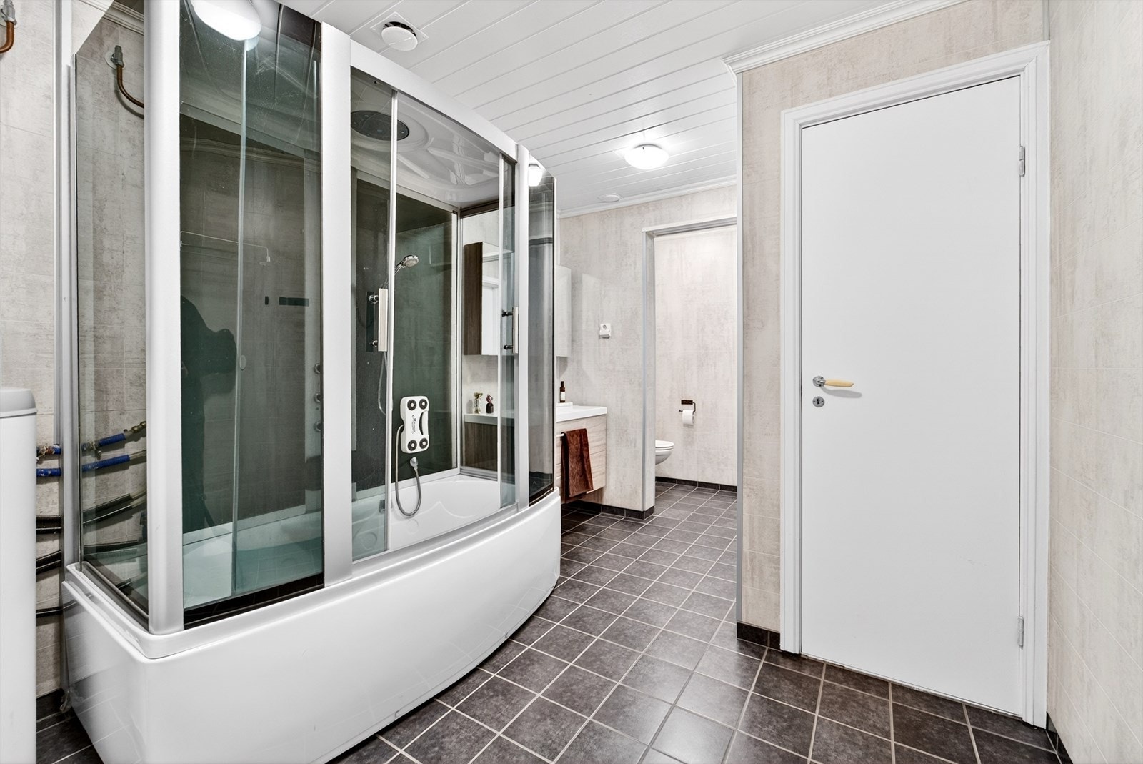 Stort bad i underetasjen. Galleribilde