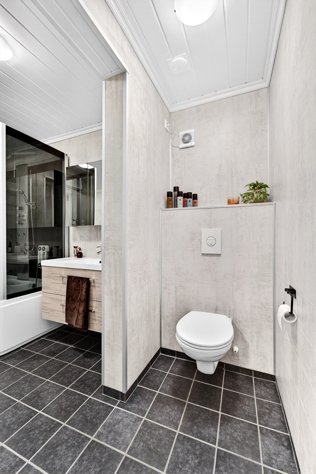 Toalettrom i tilknytning til badet. Galleribilde