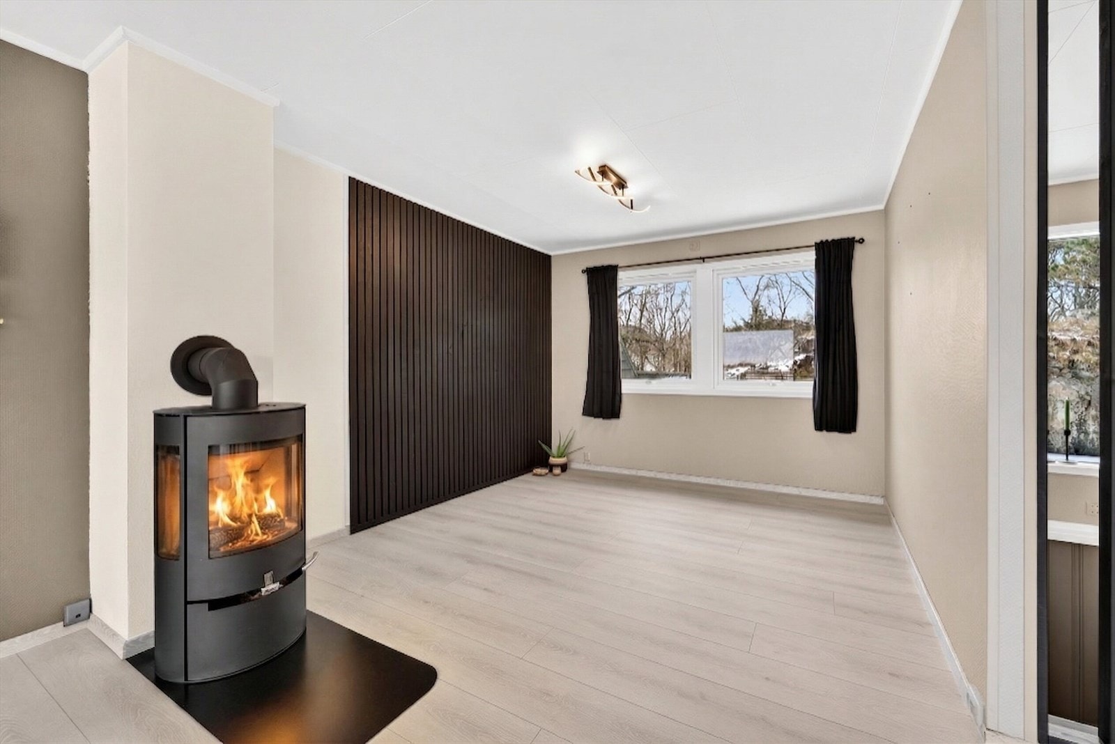 Stua har vedovn som skaper lun og god stemning på de kalde dagene. Galleribilde