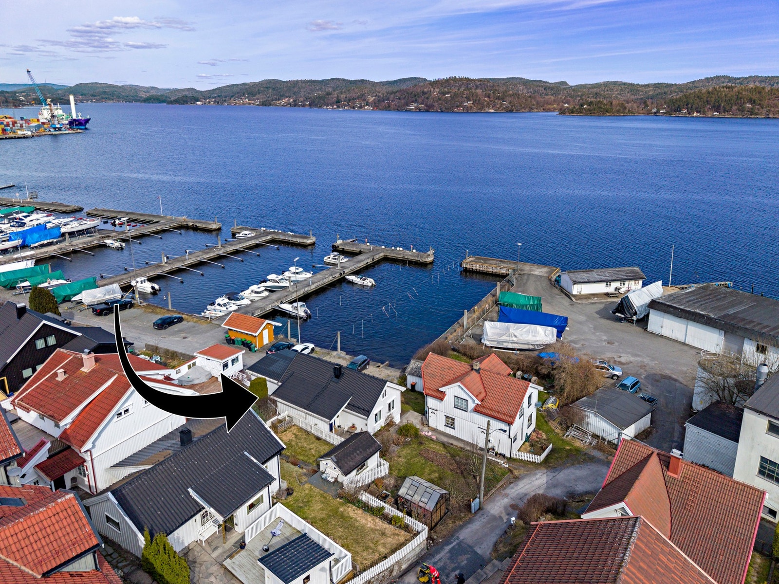 Boligen ligger idyllisk til på bryggekanten ved Setrebrygga i Brevik Galleribilde