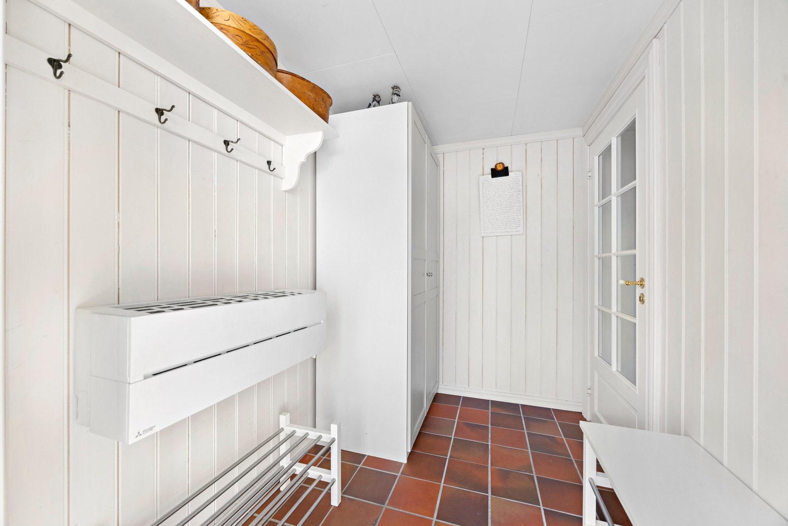 Her er det god plass til diverse løsninger for klesoppheng. Varmepumpe fra 2019 Galleribilde