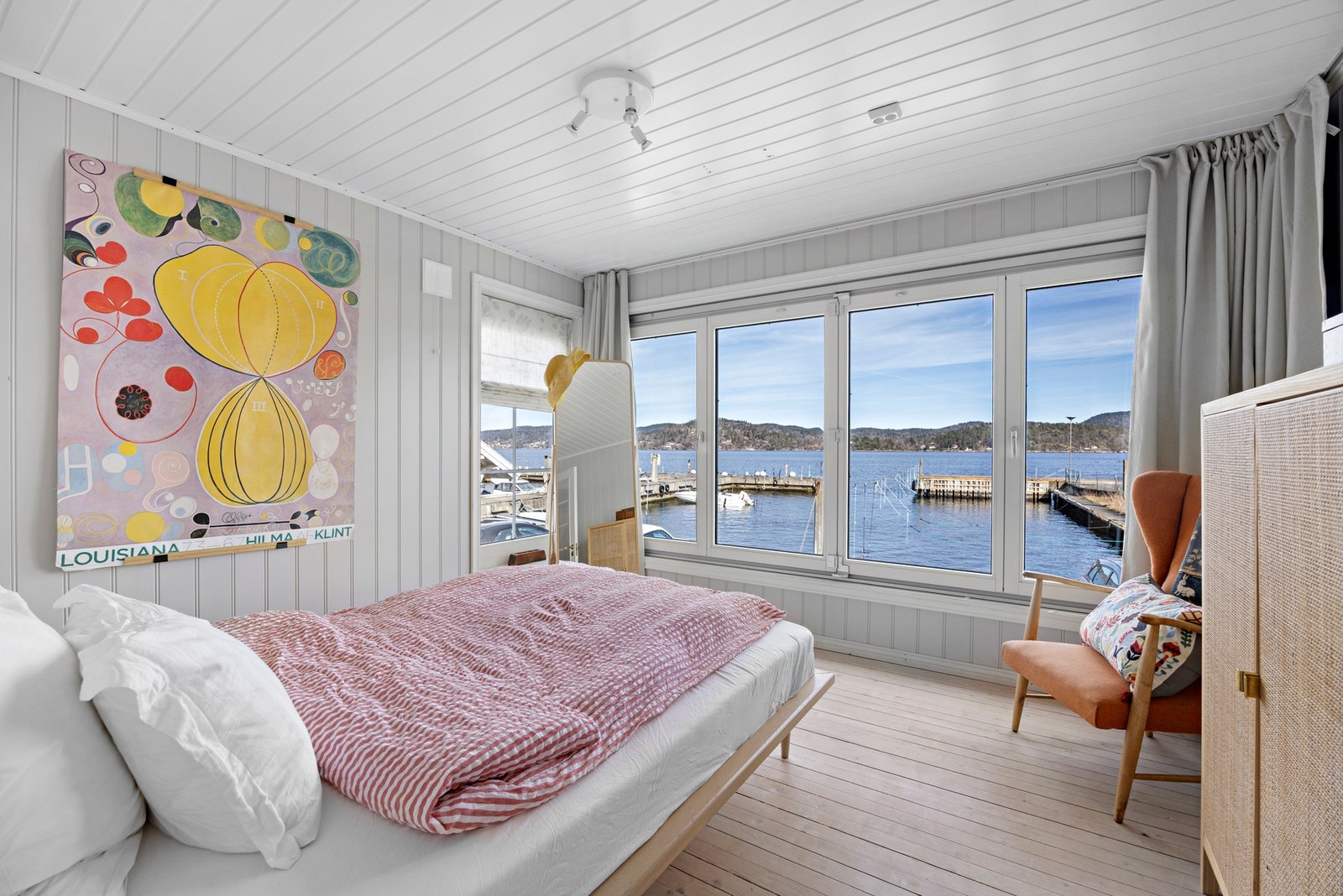 Hovedsoverommet har en utsikt helt utenom det vanlige. Her har man full oversikt over seilaser og båter som passerer over fjorden Galleribilde