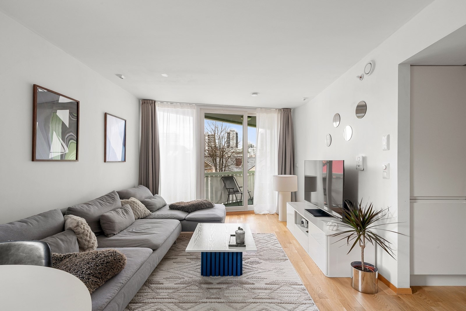 Her er det god plass til sofa og annet møblement. Galleribilde