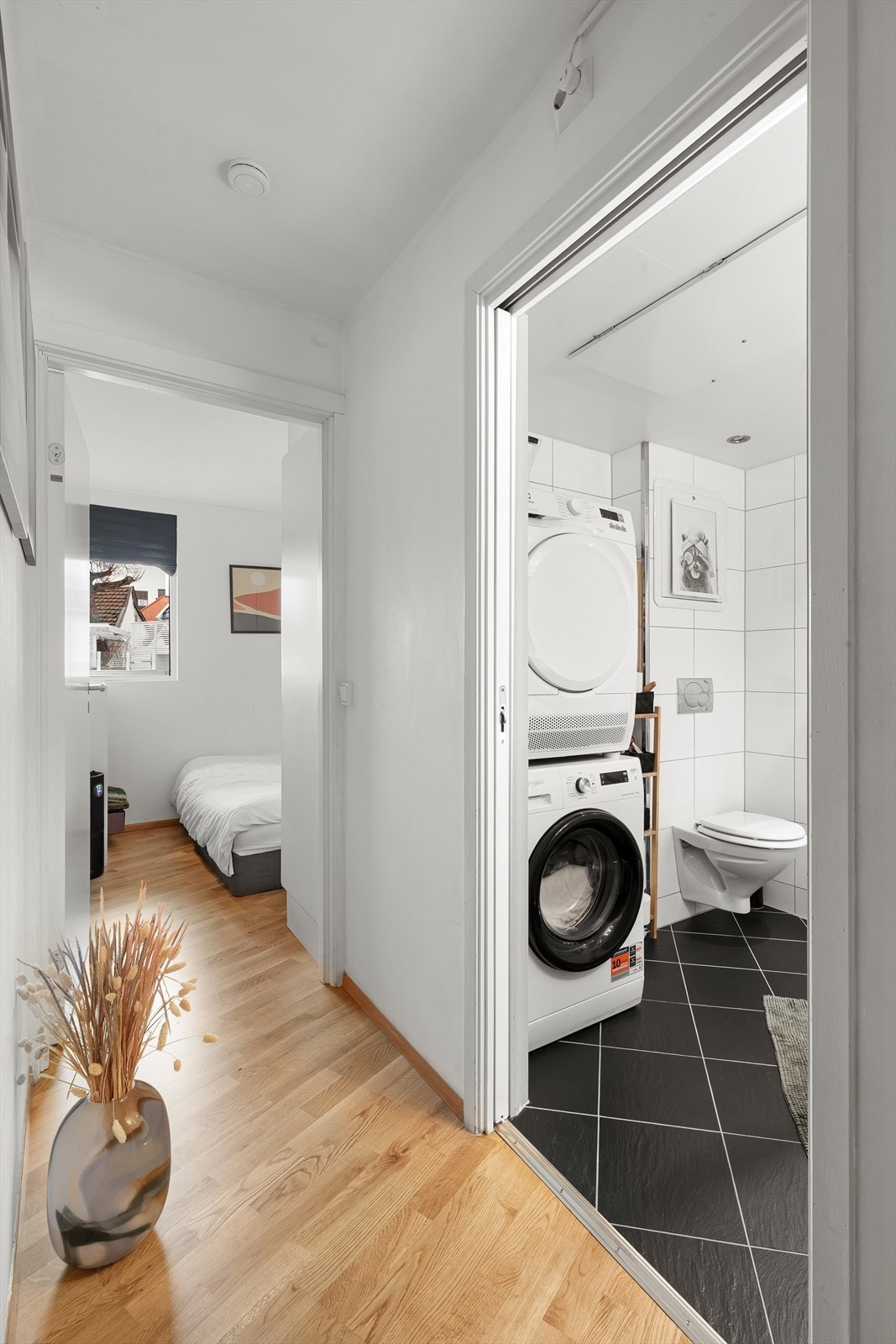 Badet ligger ved siden av soverommet og er helfliset med varmekabler på gulv. Galleribilde