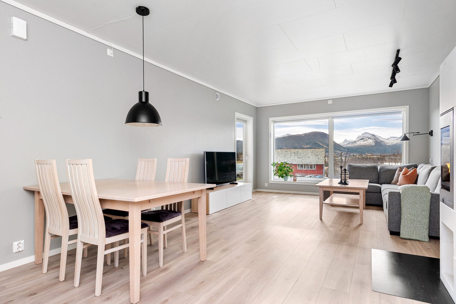 Store vindusflater sørger for en god atmosfære. Det er utvendig solskjerming i form av screens på de store vinduene. Galleribilde