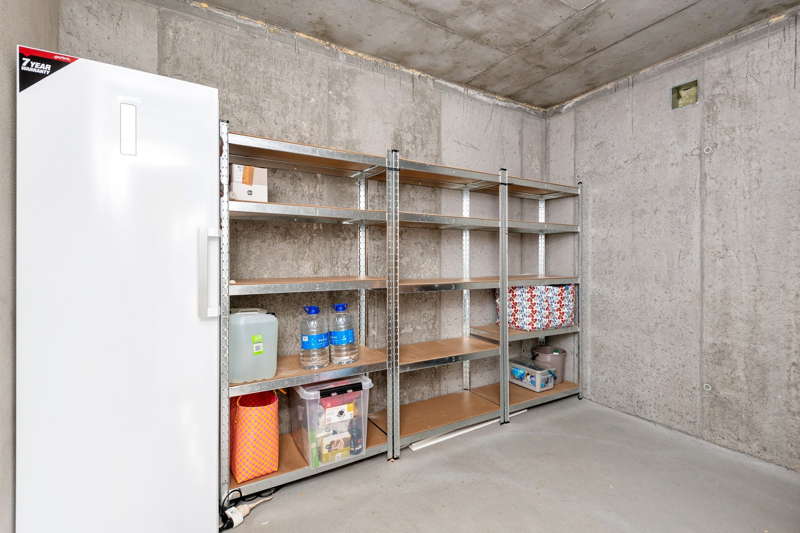 Bod ved inngangen (9 m²). I tillegg er det sportsbod i carport. Galleribilde