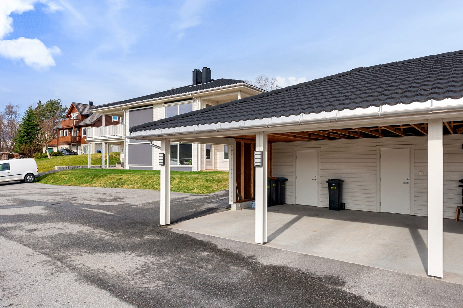 Carport med sportsbod. Beliggende rett ved leiligheten. Galleribilde