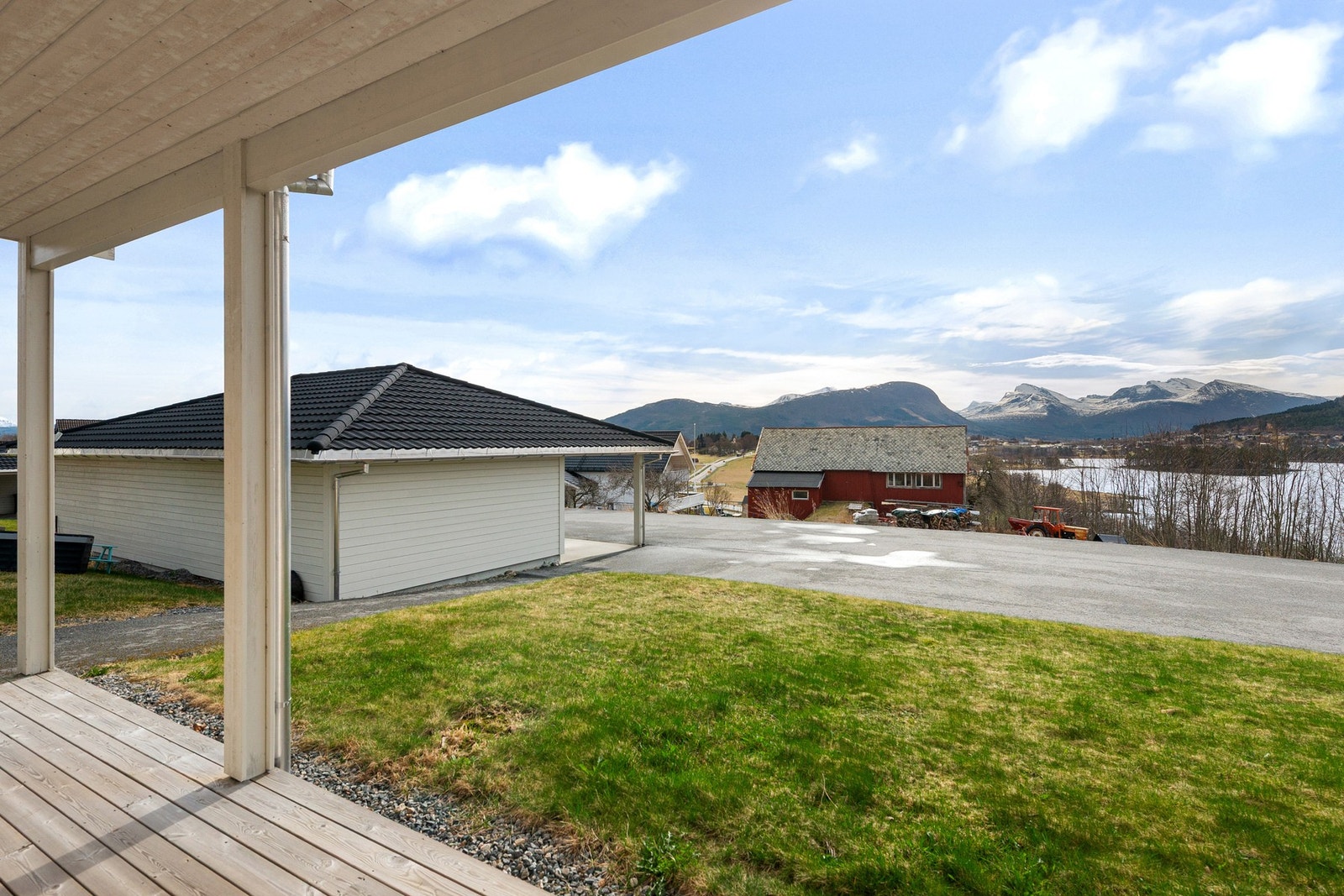 Carporten ligger rett ved leiligheten Galleribilde