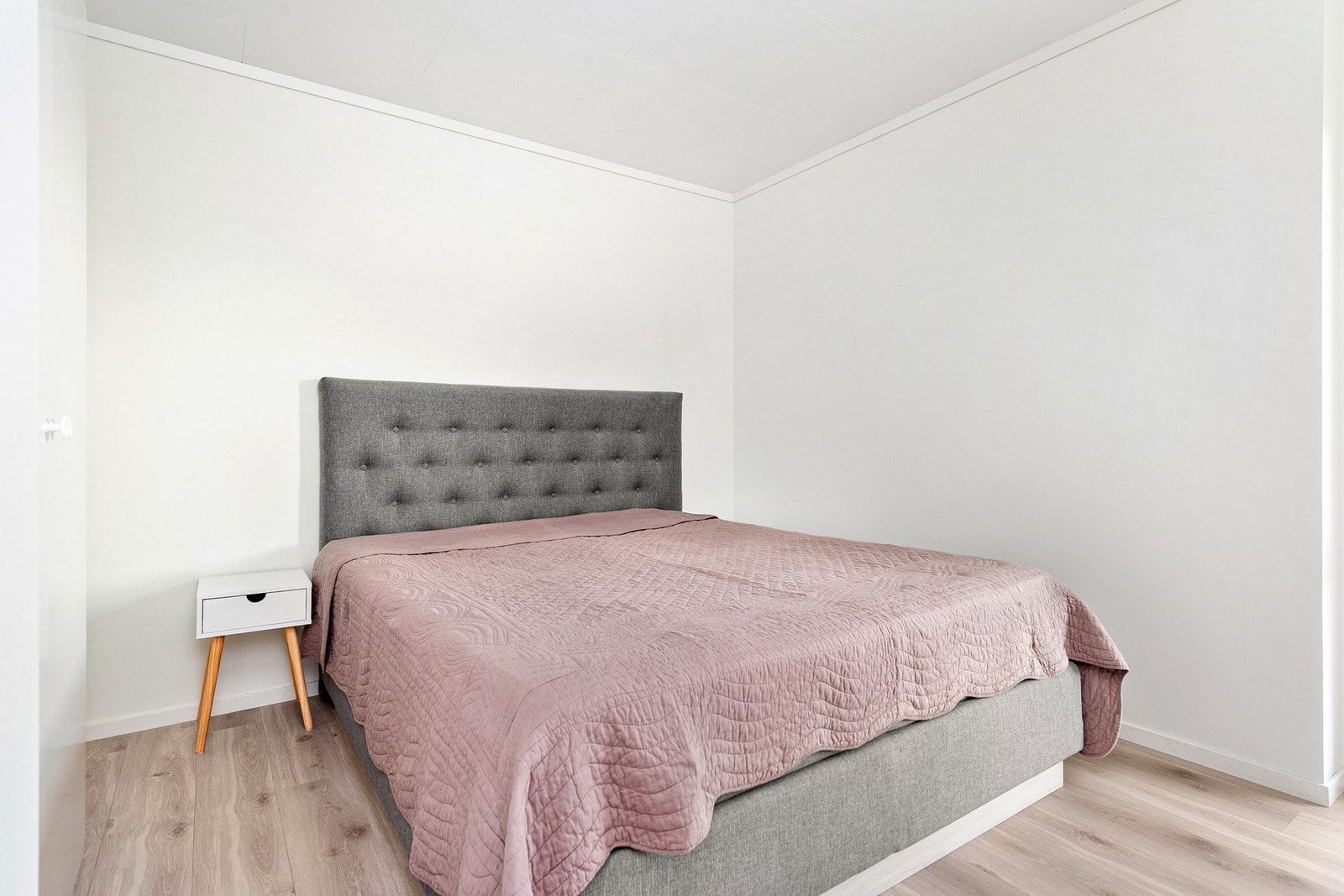 Stort hovedsoverom med skapplass. Galleribilde