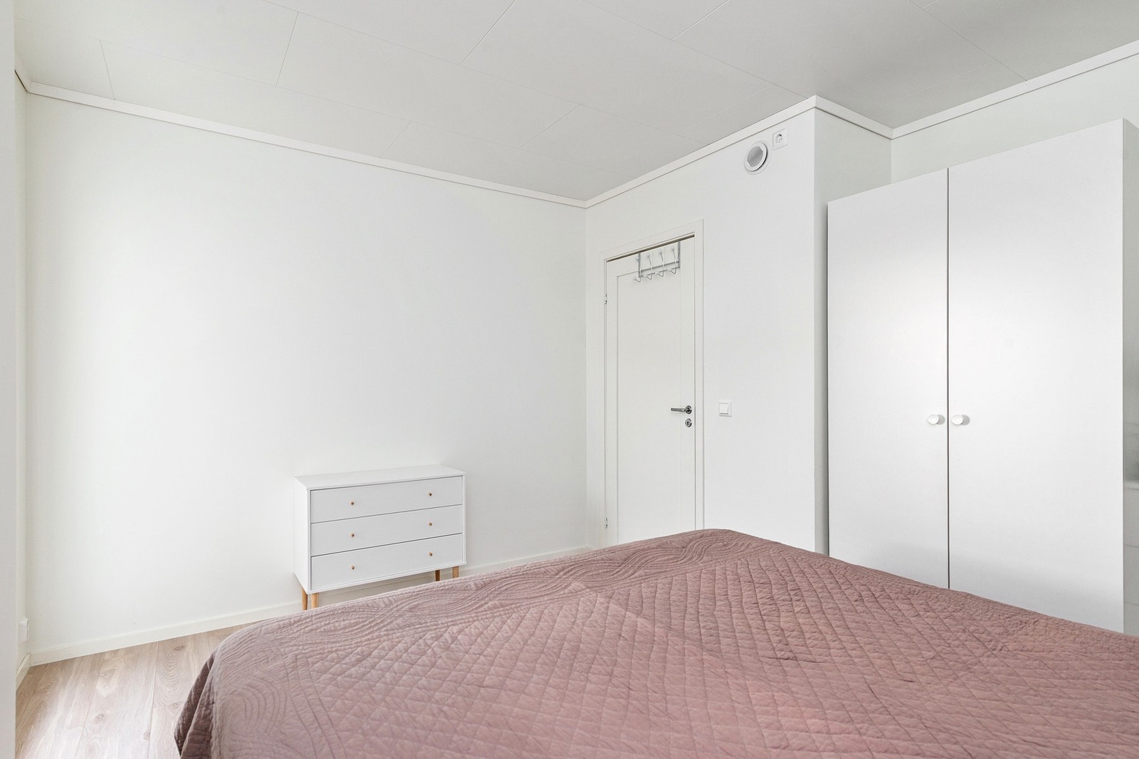Stort hovedsoverom med skapplass. Galleribilde