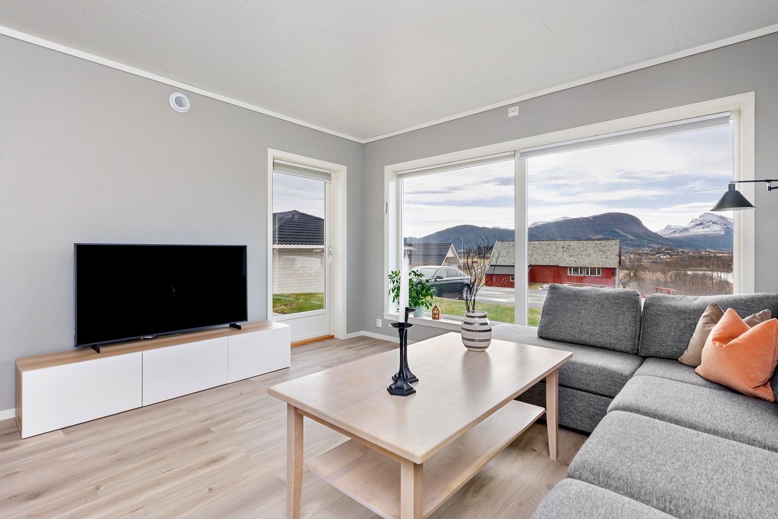 Fra stua er det utgang til en overbygd platting på 12 m² Galleribilde