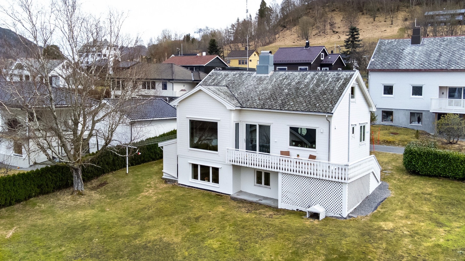 Flott enebolig med sentral og attraktiv beliggenhet like sør for Sykkylven sentrum. Galleribilde