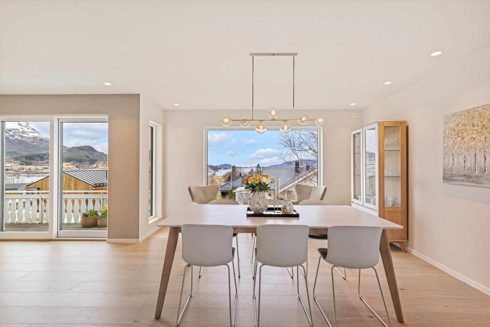 I 2025 ble det montert nye vindu og terrasse skyvedør i stuen i 1. etasje. Galleribilde