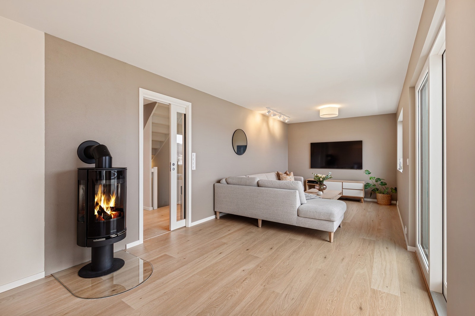 Vedovn i stue som sikrer både varme og hygge! Galleribilde