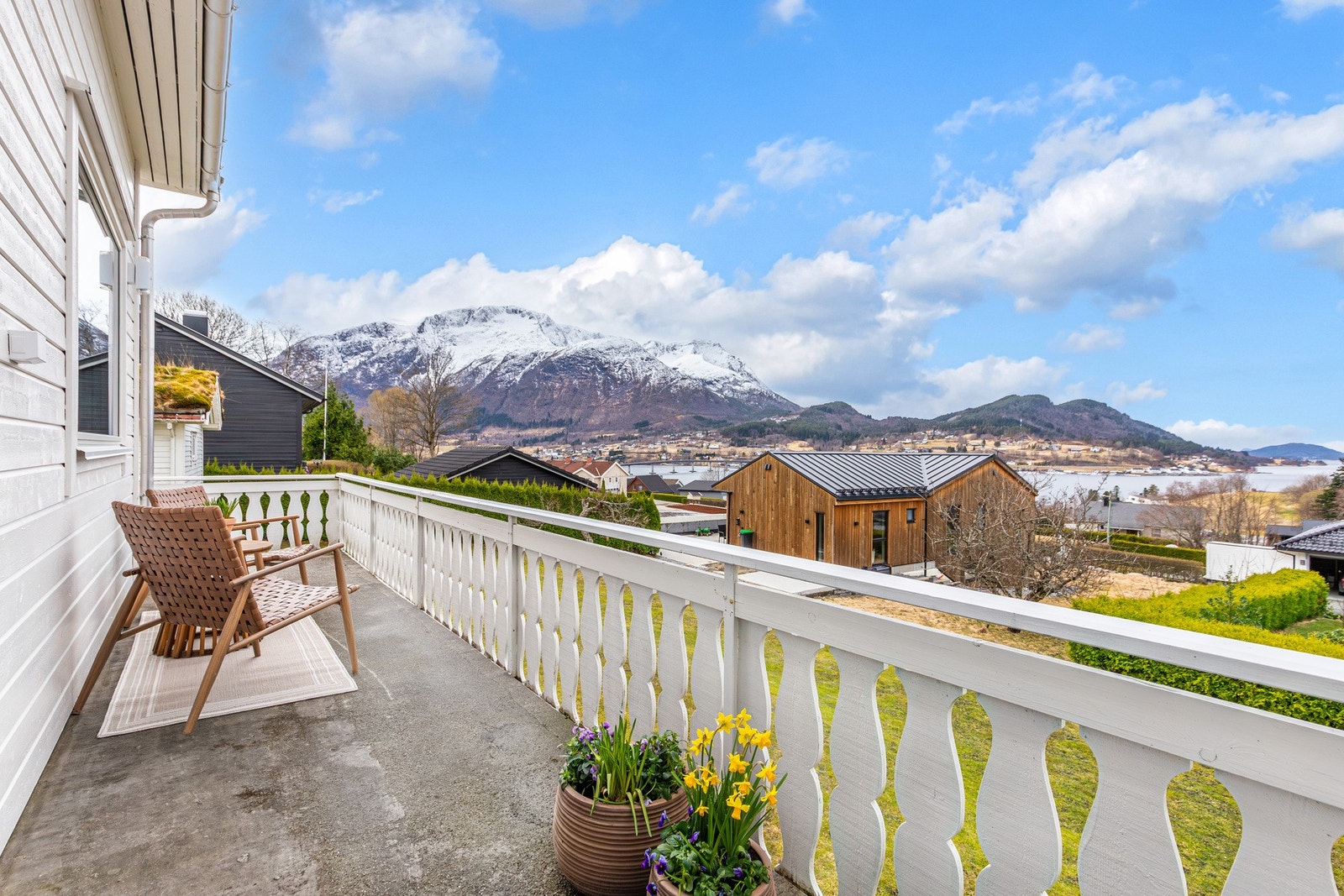 Fra stue/kjøkken er det utgang til en veranda på ca. 15 m². Galleribilde