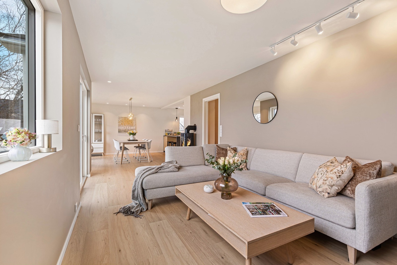 Store vindusflater slipper inn mye naturlig lys. Galleribilde