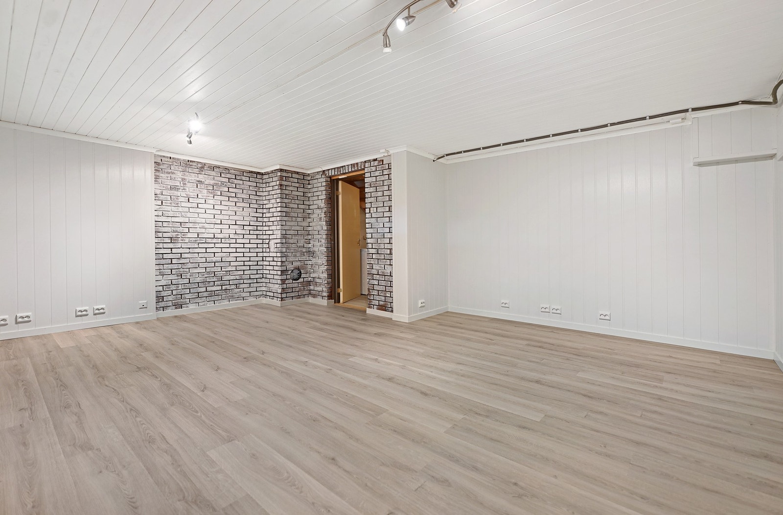 I kjelleren er det et stort rom som er innredet som en kjellerstue. (Dette er ikke godkjent for varig opphold) Galleribilde
