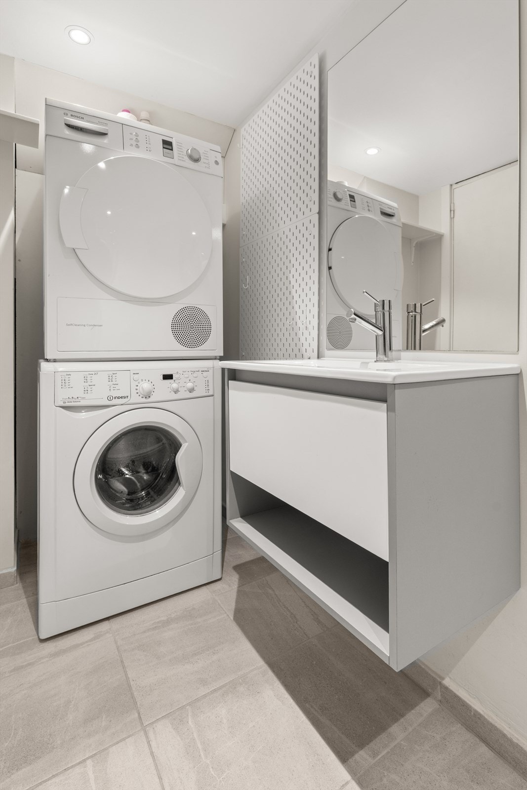 Badet er innredet med servantinnredning, toalett og dusjløsning med glassvegger, med en praktisk og funksjonell planløsning. Det er også laget en praktisk vaskesone med opplegg for vaskemaskin og tørketrommel. Galleribilde