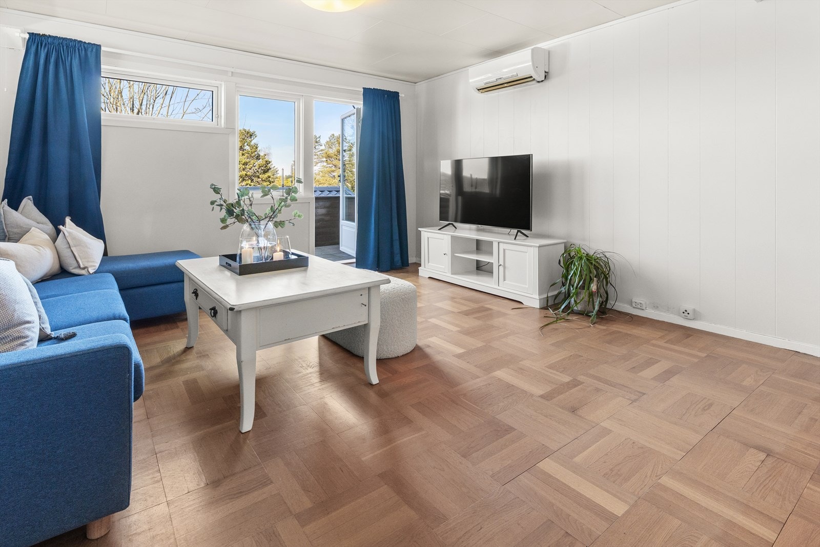 Vi beveger oss opp til boligen hovedetasje hvor vi møtes av en stor og lys stue med peis og utgang til balkong. Galleribilde