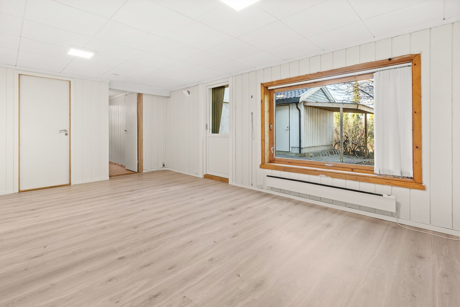 Vi beveger videre ned til underetasjen og tar oss inn i stuen - et romslig oppholdsrom med god plass til sofagruppe og TV-løsning. Galleribilde