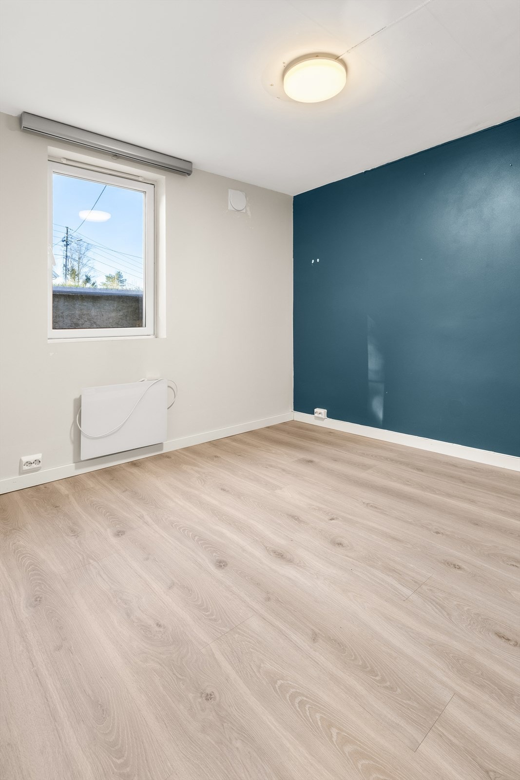 Det 2. soverommet er av god størrelse med plass for seng, garderobe og arbeidsstasjon. Galleribilde