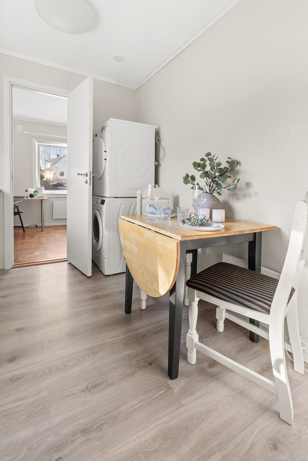 Her er det også plass til spisebord, noe som gjør kjøkkenet til et naturlig samlingspunkt for familien. Galleribilde