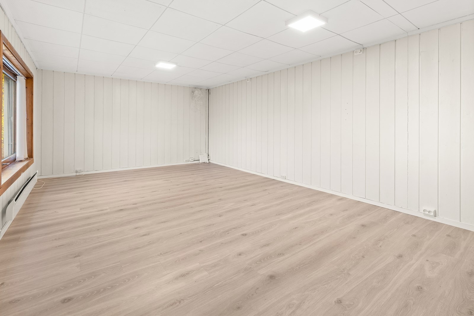 Stuen har en fleksibel utforming som gjør den godt egnet som ungdomsstue, lekerom eller en mer privat sone i boligen. Galleribilde