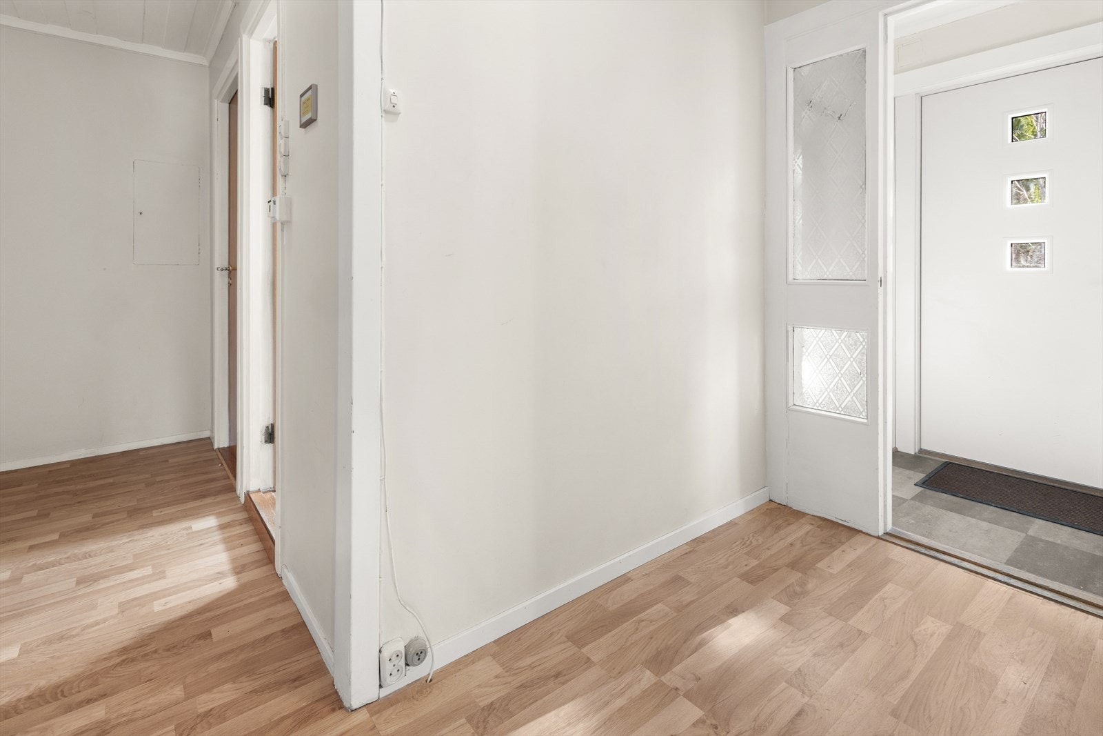 Velkommen inn i boligen - entréen fremstår som lys og innbydende med god plass til garderobeløsninger. Galleribilde