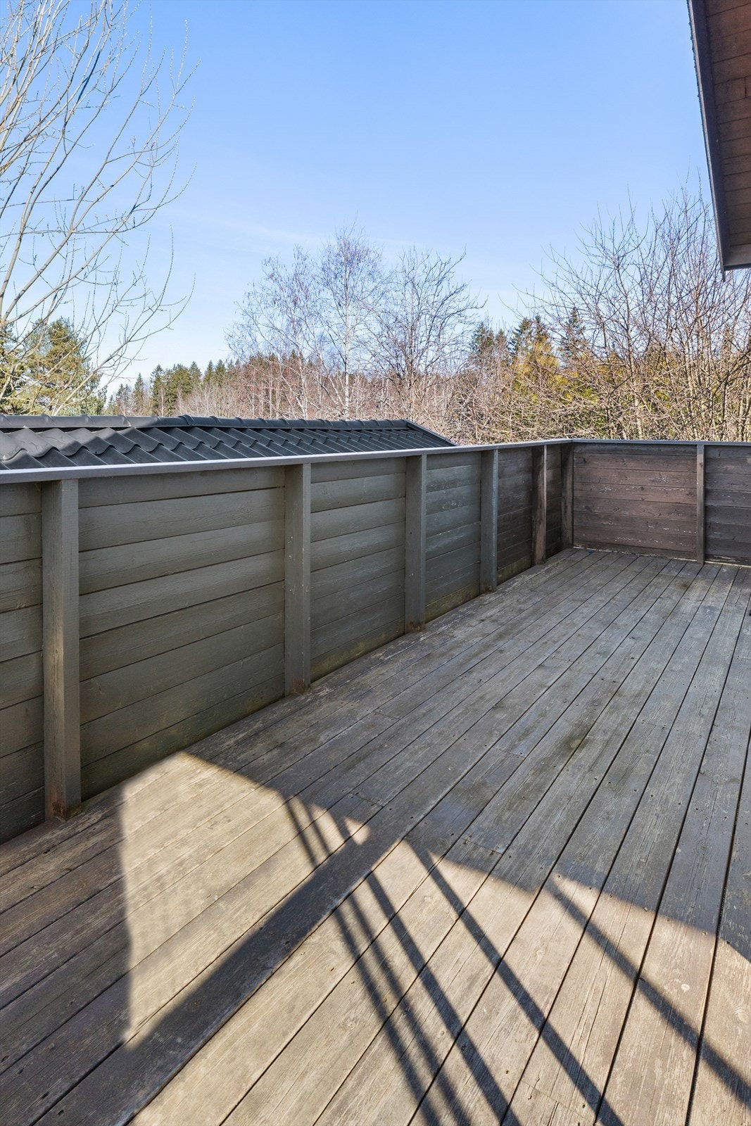 Her møtes man av en romslig balkong med god plass til sittegrupper, grill og utemøbler, ideell for både rolige dager og sosiale sammenkomster. Galleribilde