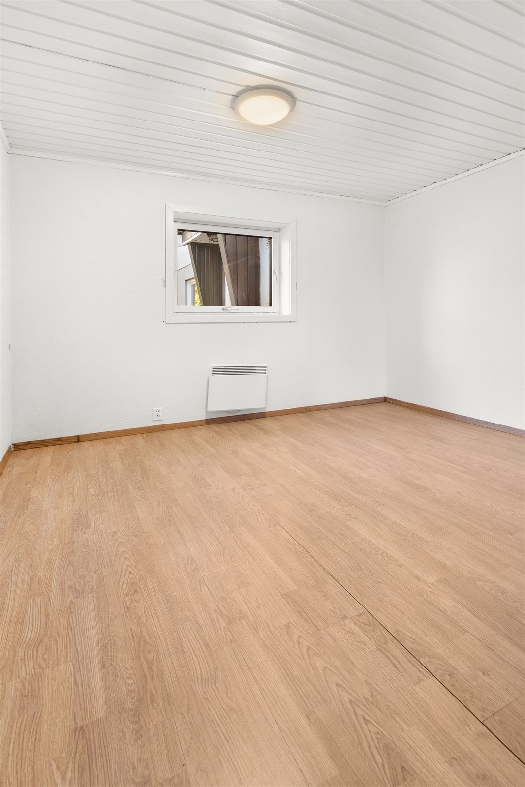 Videre finner vi et 3. soverom med lyse overflater og fleksibel bruk, som enkelt kan tilpasses etter behov. Galleribilde