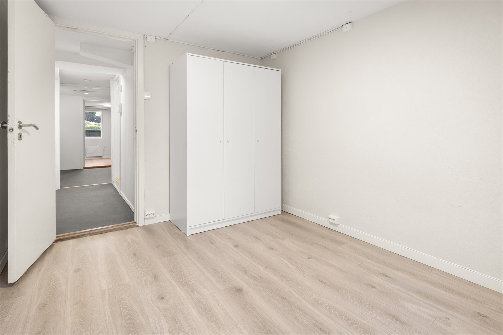 Videre inn i soveromsavdelingen i underetasjen finner vi ytterligere 3 soverom. Galleribilde
