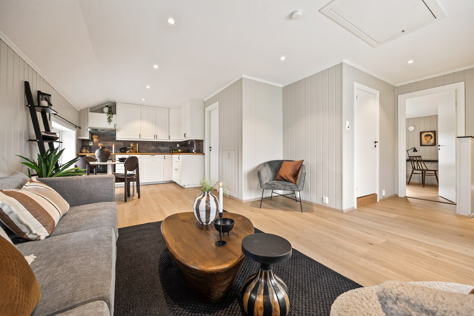 Leiligheten har tilgang til et disponibelt uinnredet kaldtloft via luke i stue. Galleribilde