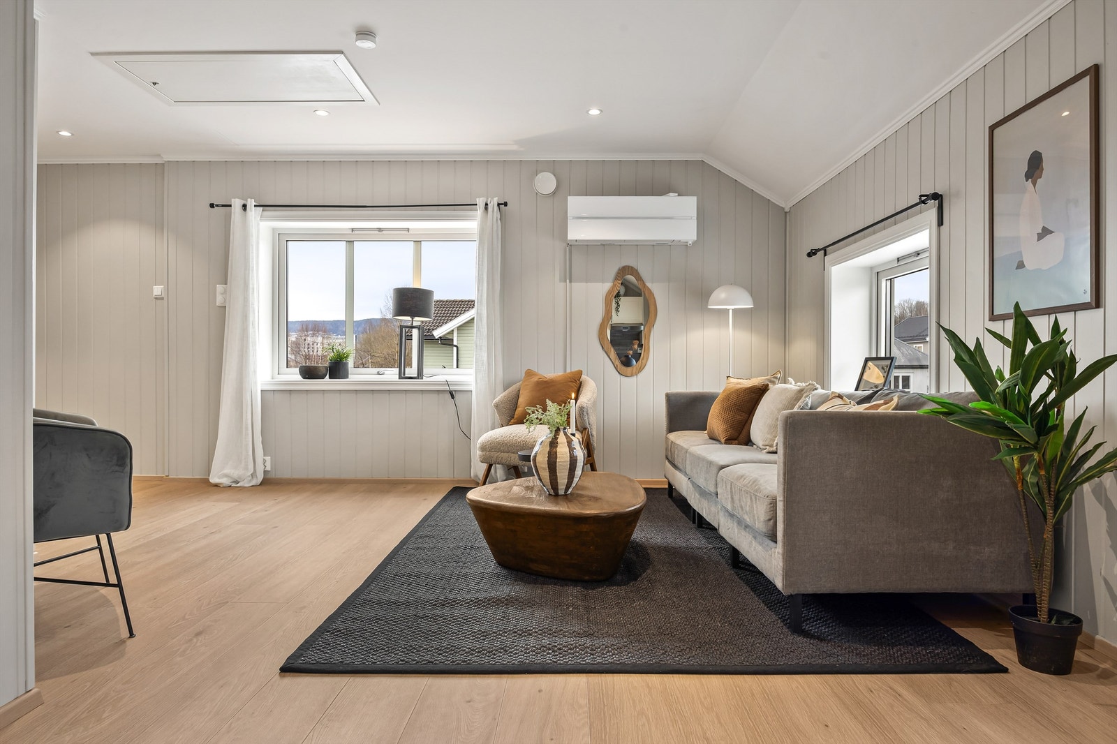 Åpen kjøkken- og stueløsning med sofaområde samt spiseplass. Galleribilde