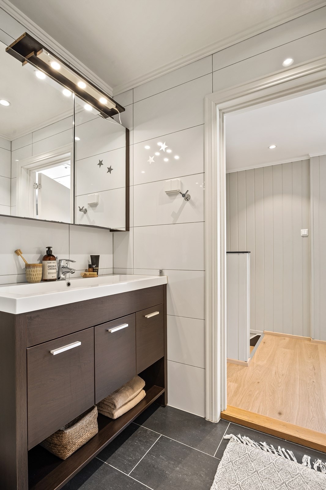 Badet har dusjkabinett og opplegg for vaskemaskin. Galleribilde