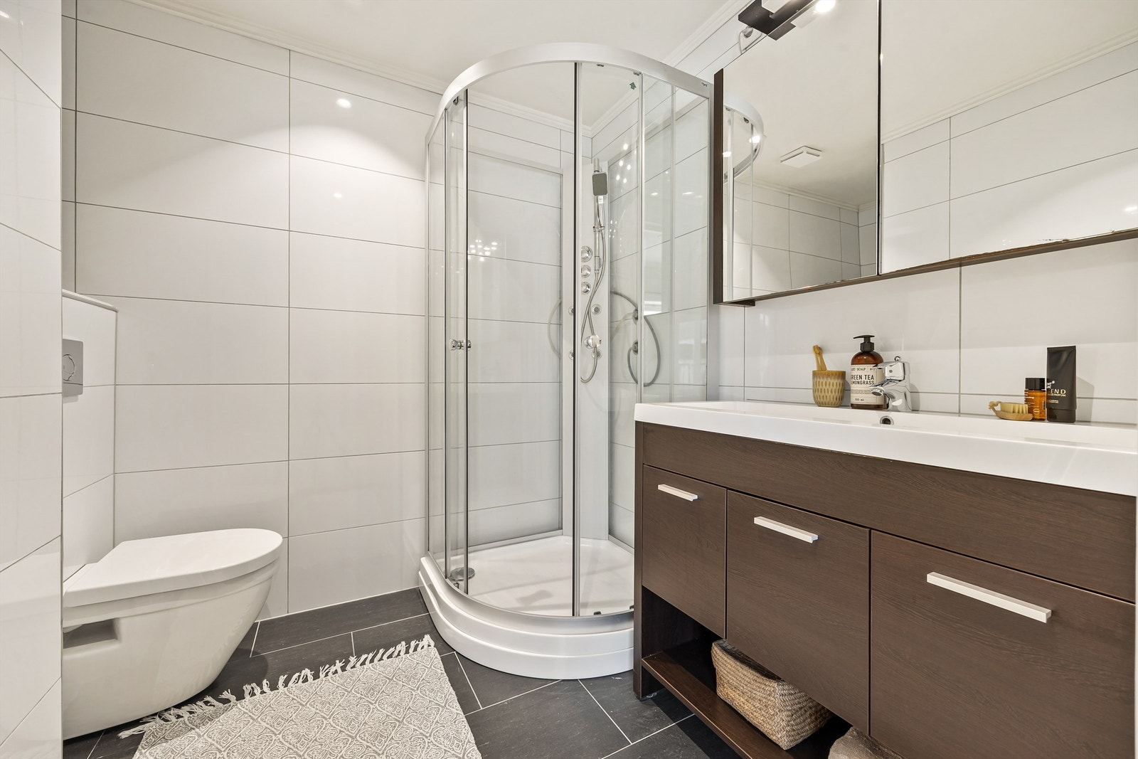 Pent flislagt bad fra 2014 med downlights i tak og gulvvarme. Galleribilde