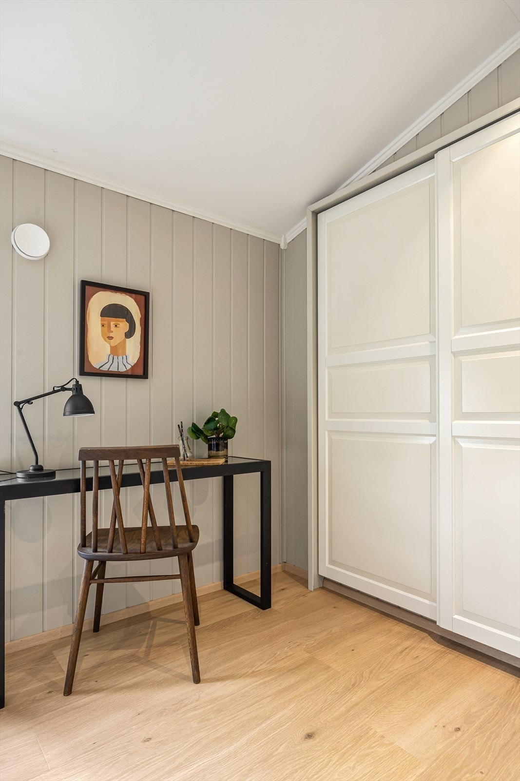 I det ene rommet er det en plassbygget skyvedørsgarderobe i hvit og profilert utførelse. Galleribilde