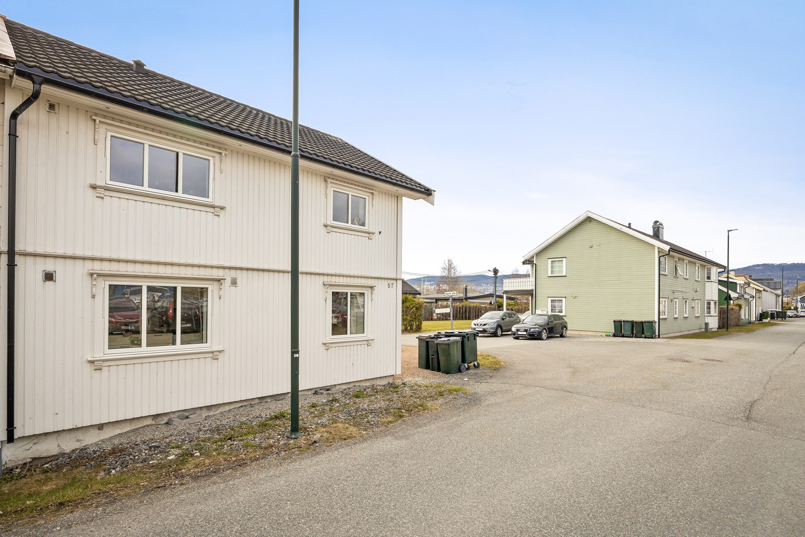 Offentlig transport er lett tilgjengelig, med busstopp i umiddelbar nærhet og kort vei til togstasjon. Galleribilde