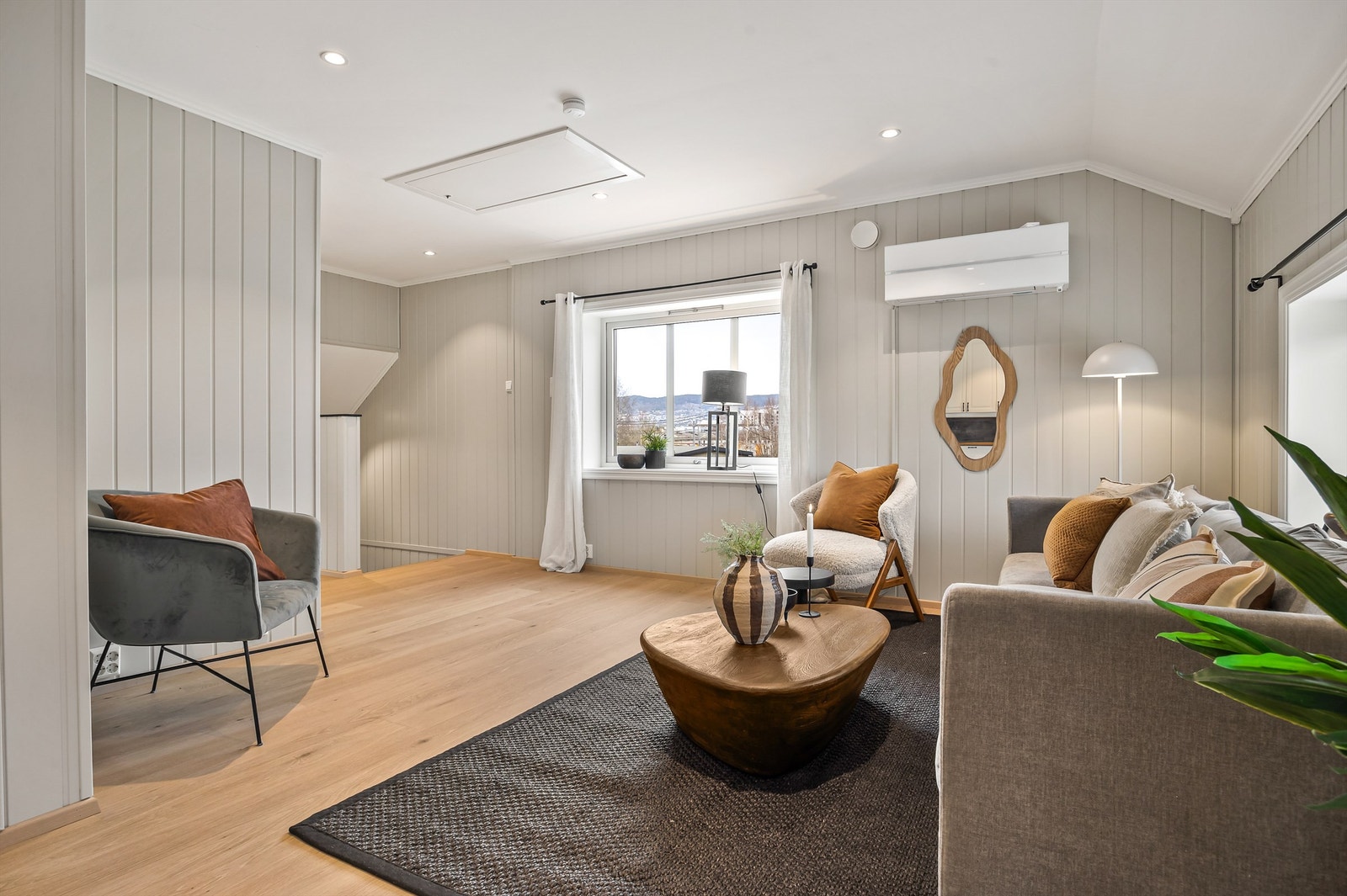 Overflater har blitt oppusset i nyere tid iflg. selger. Galleribilde