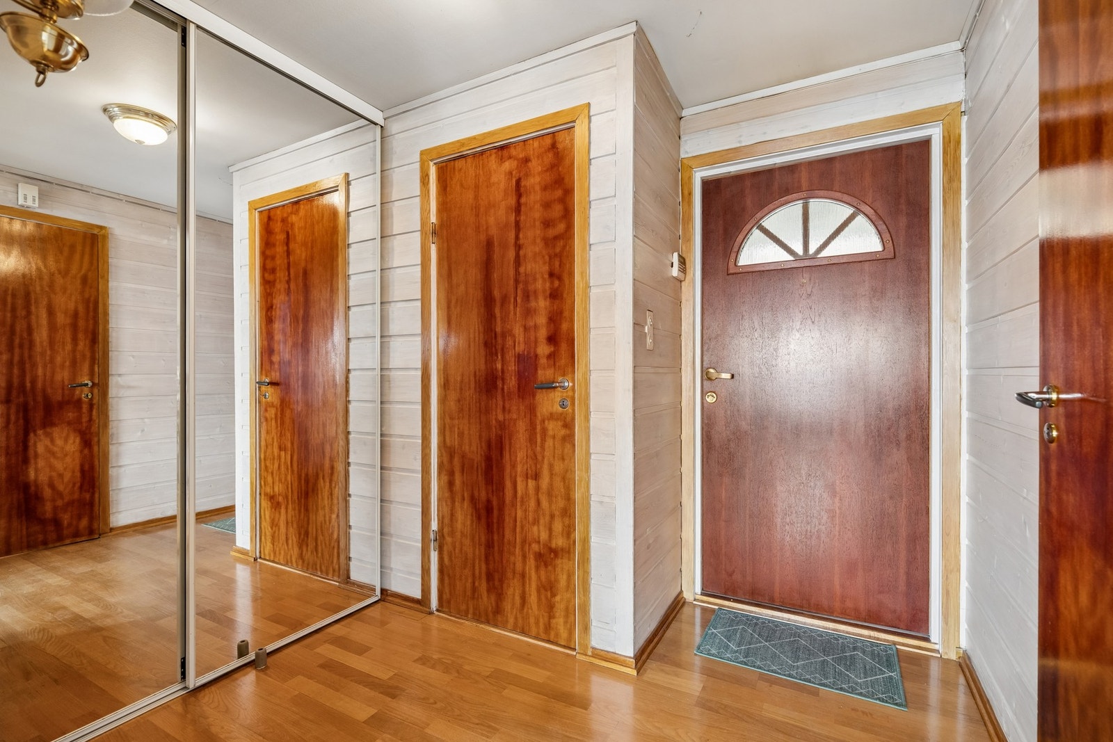 Entrè med en skyvedørsgarderobe. Her er det også dør ned til kjeller Galleribilde