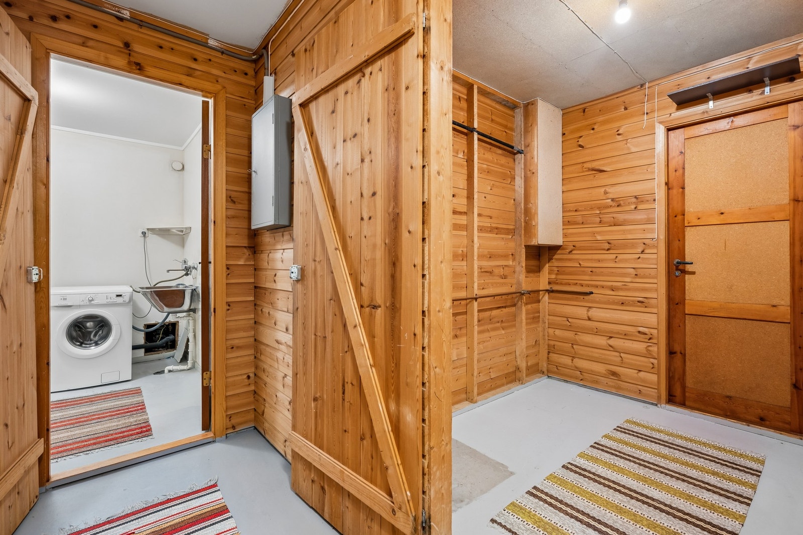 Egen utgang til boligens uteområde med grønareal fra kjelleren Galleribilde
