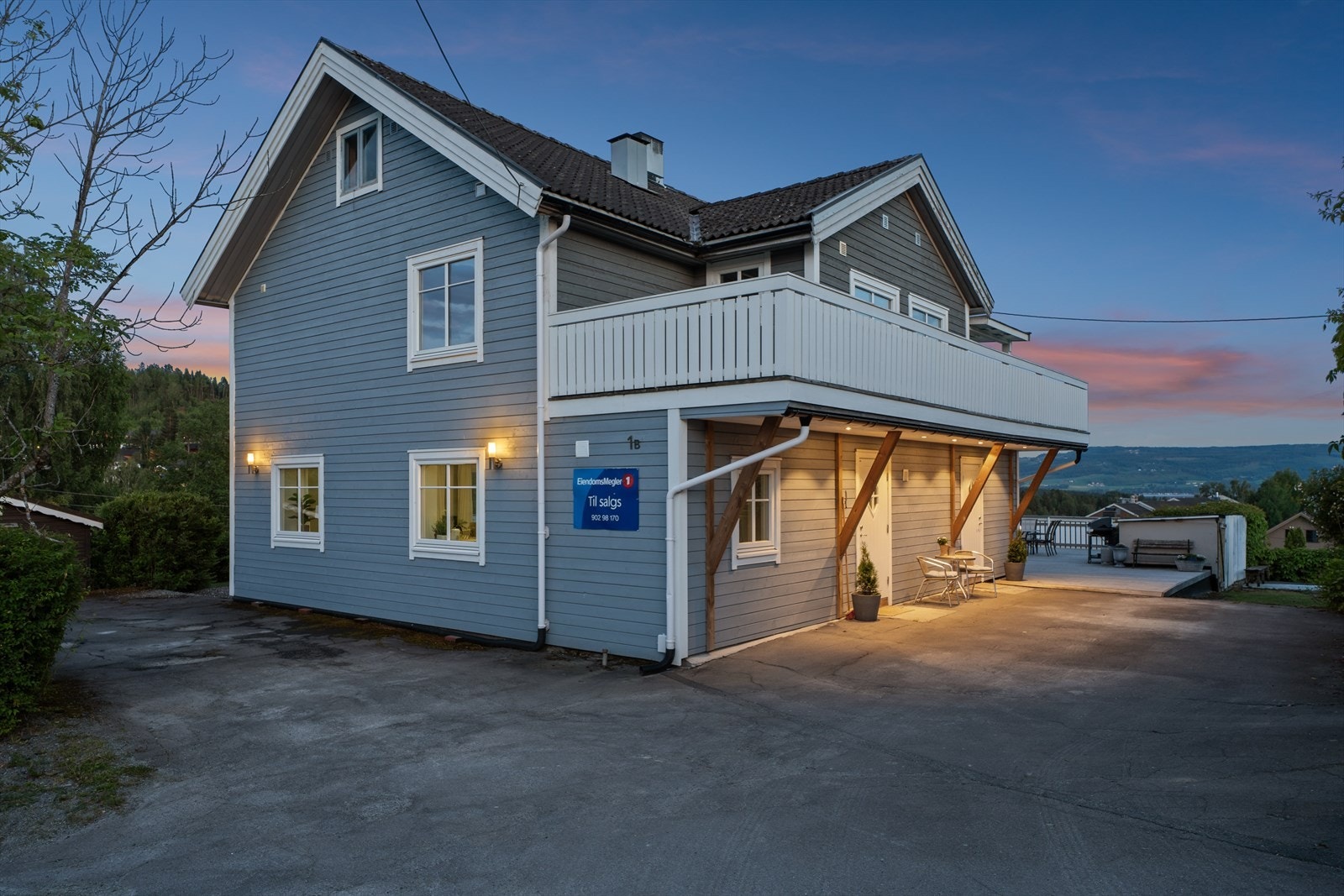 Balkong med kveldssol og stor gårdsplass. Galleribilde