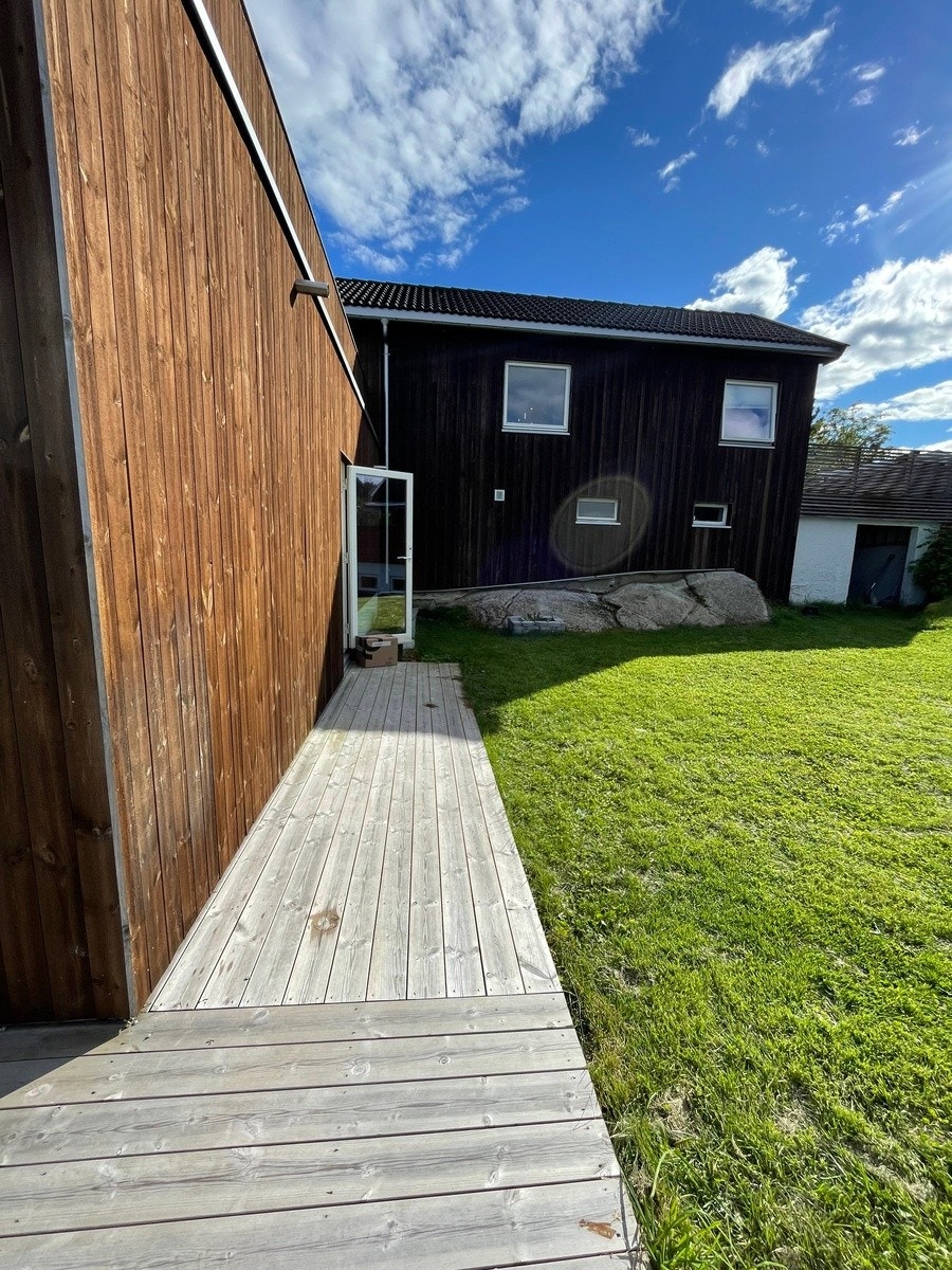Deilig platting å boltre seg på sommerstid. Plass til et lite cafébord og stoler. Galleribilde