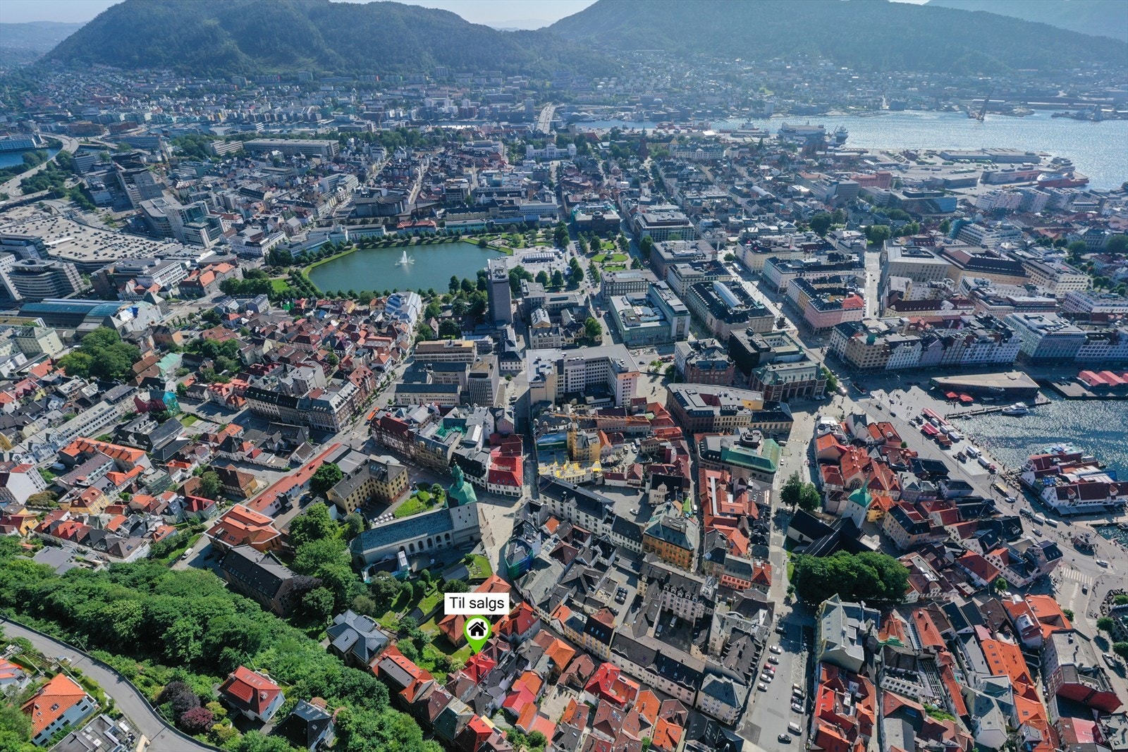 Leiligheten ligger i en klassisk Bergensgate med trivelige og rolige omgivelser, men samtidig midt i sentrumskjernen Galleribilde