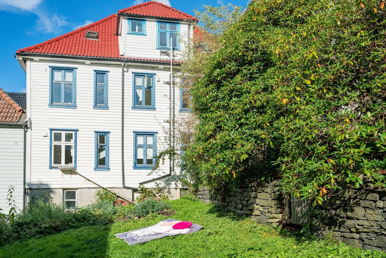 Trivelig bygg med fine grøntområder like utenfor. Det er også kort vei til butikker, buss og turmuligheter. Her bor du midt i smørøyet! Galleribilde