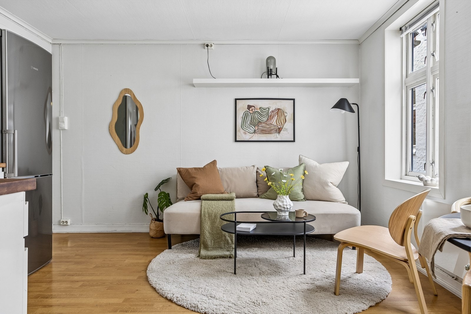 Det er store vinduer, og ellers en gjennomgående god planløsning. Leiligheten inneholder entré, stue/kjøkken, bad og soverom. Ekstern bod Galleribilde