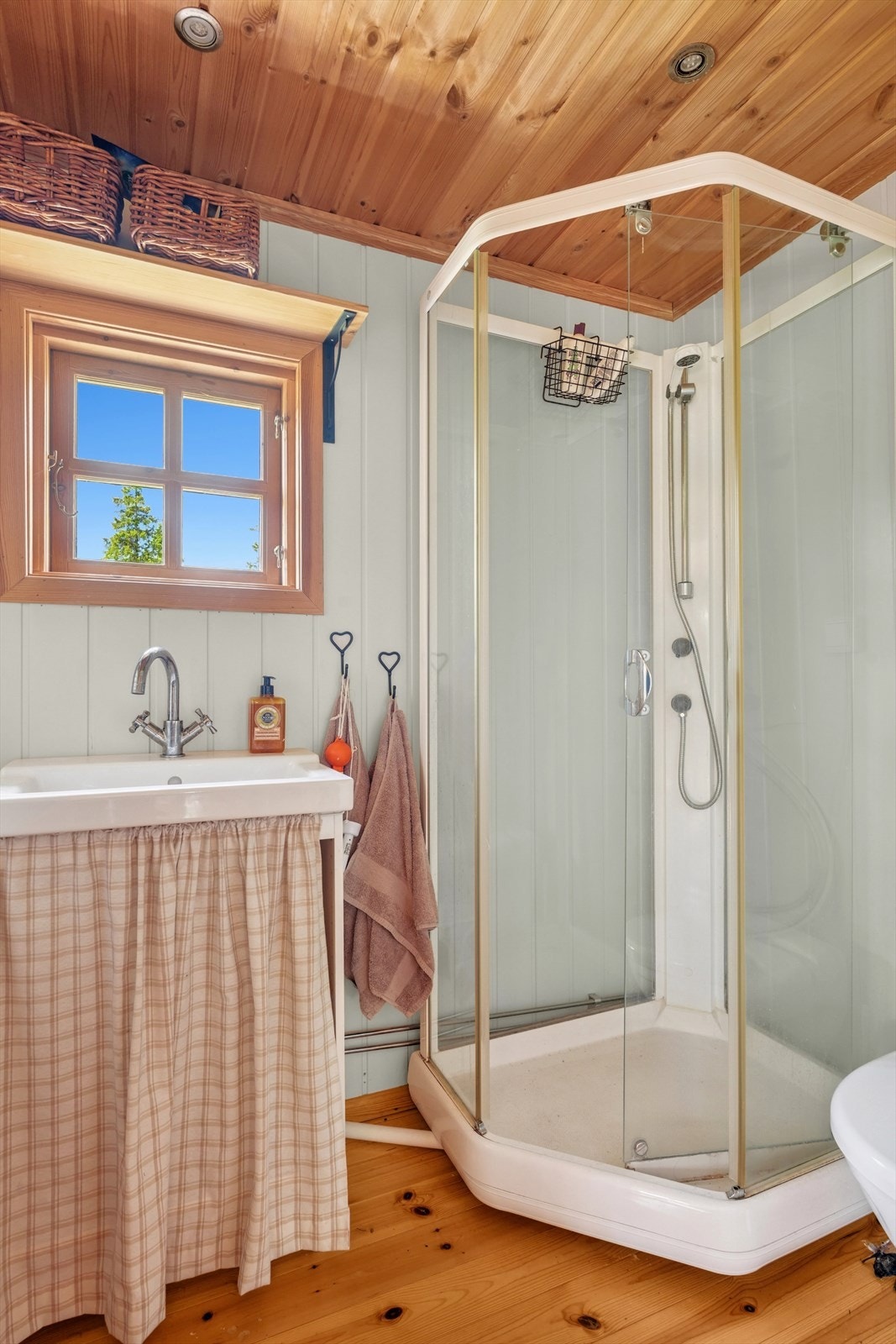 Badet er innredet med benk og vaskevannsfat, dusjkabinett og jets vakuumtoalett. Galleribilde