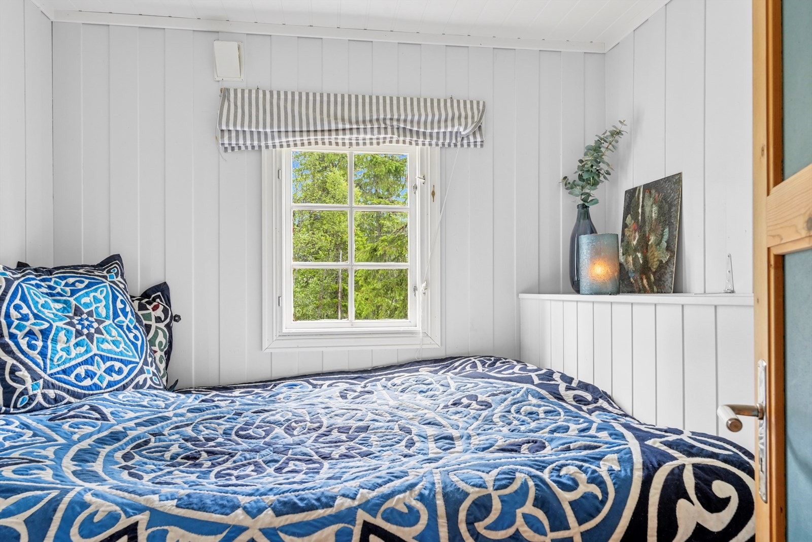 Hytten inneholder tre gode soverom hvor ett har dobbeltseng, ett med plassbygd familiekøye og ett med enkeltseng. Galleribilde