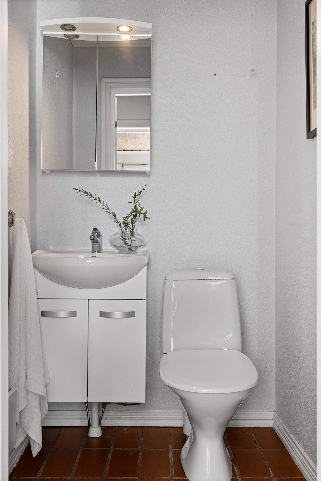 Badet har nedfelt servant, gulvmontert toalett og dusjkabinett Galleribilde