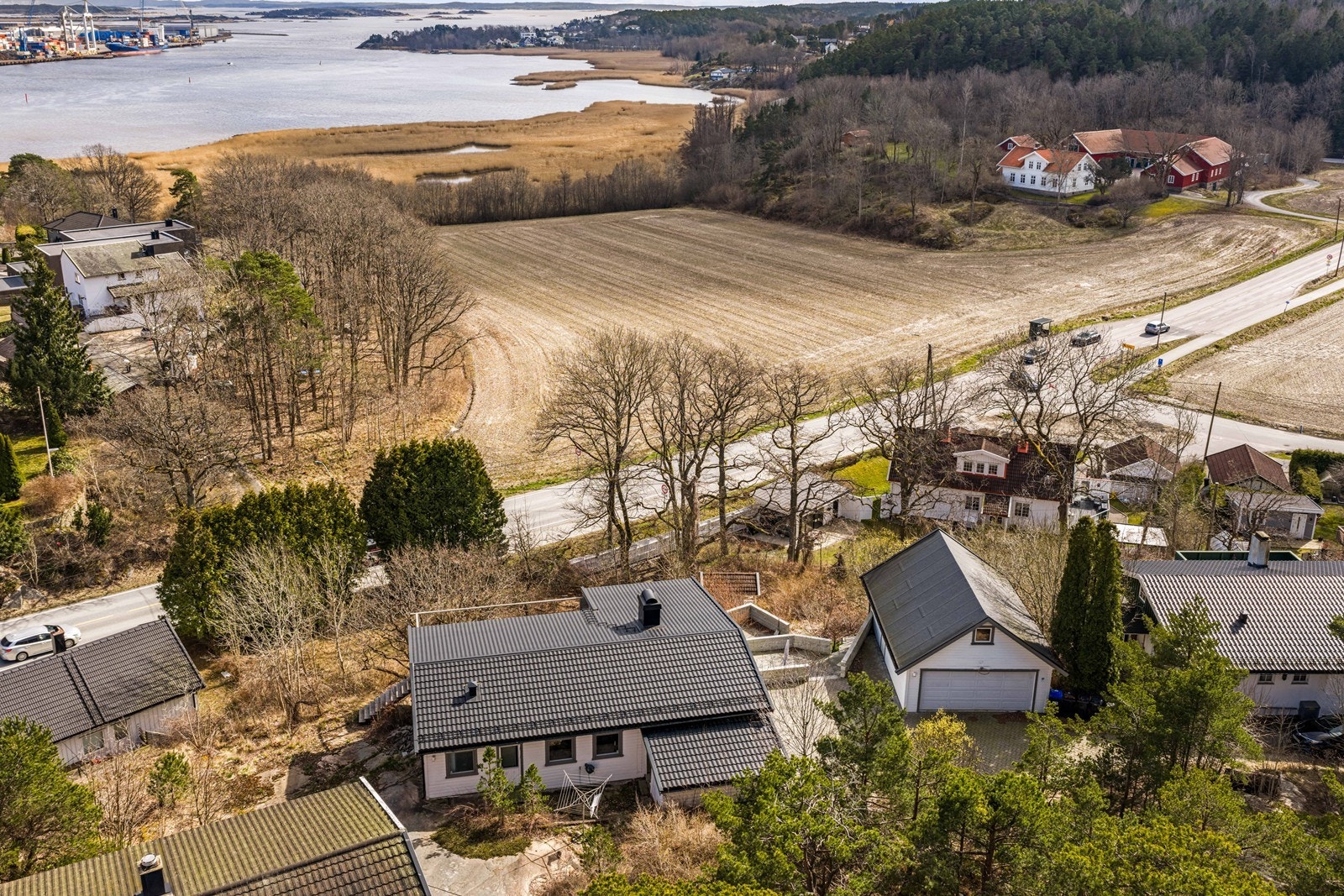Solrik tomt med gode uteplasser og attraktiv utsikt Galleribilde