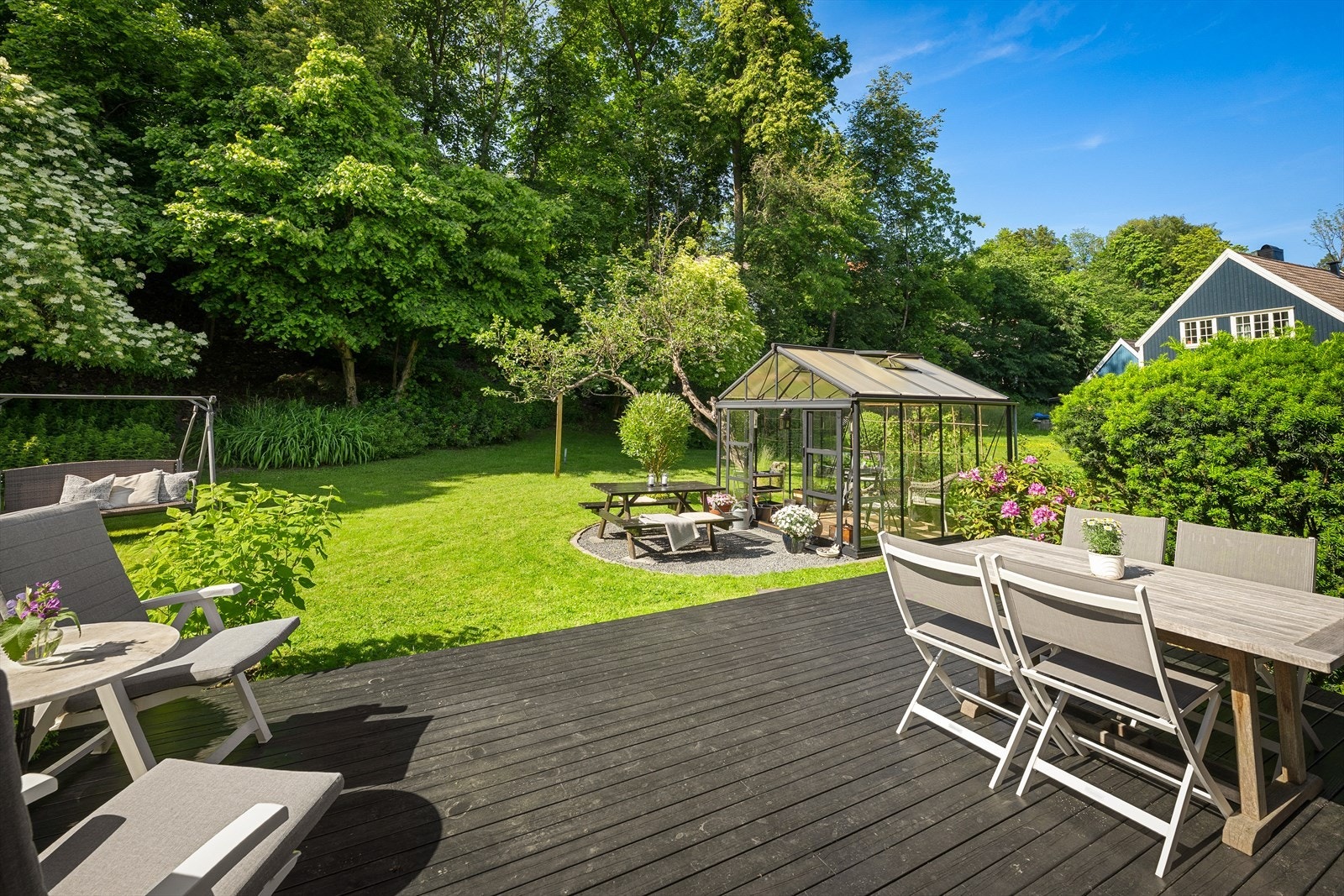 Romslig terrasse med plass til både spisegruppe og avslapning - perfekt for solfylte dager Galleribilde